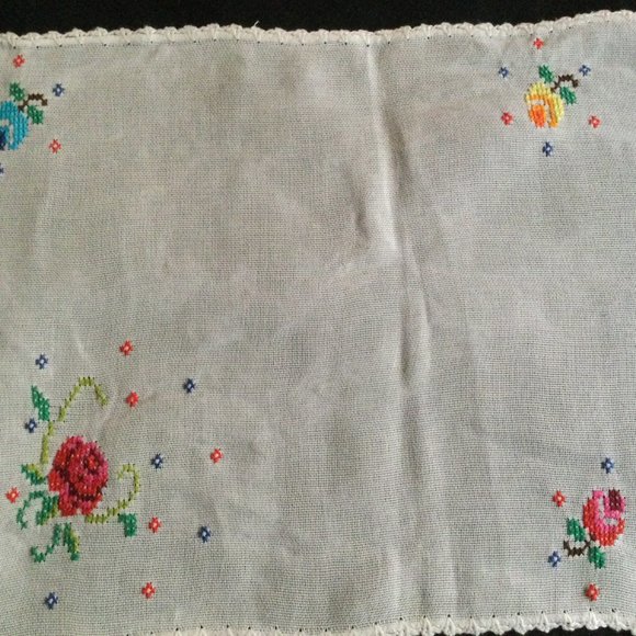 Beautiful table runner cross stitch hand crafted floral rose signed 37" x 12" - Picture 2 of 6